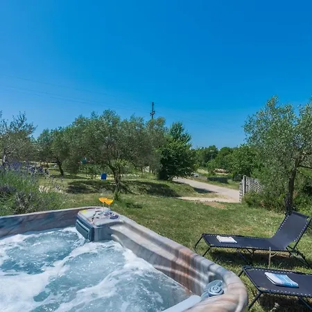 Apartment Zora With Whirlpool Sveti Lovrec Pazenaticki