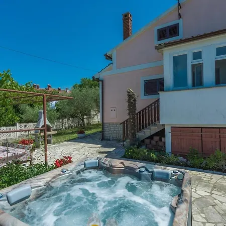 Zora With Whirlpool Apartment Sveti Lovrec Pazenaticki