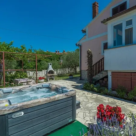 Apartment Zora With Whirlpool Sveti Lovrec Pazenaticki