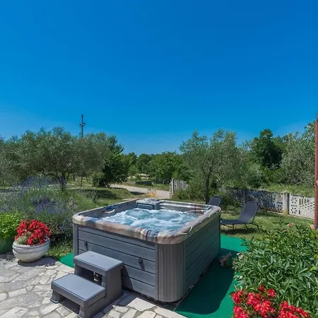 Zora With Whirlpool Apartment